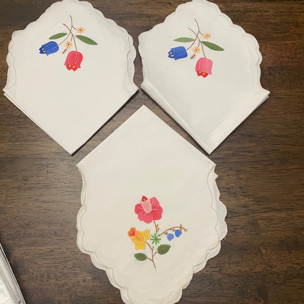 Vintage Hand Stitched Floral Applique Tablecloth and 3 Scalloped Napkins - Picture 9 of 10